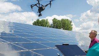 Drohne fliegt über ein Solarfeld. Drohne fliegt über ein Solarfeld.