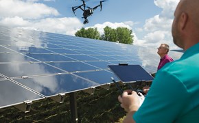 Drohne fliegt über ein Solarfeld. Drohne fliegt über ein Solarfeld.