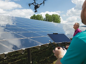Drohne fliegt über ein Solarfeld. Drohne fliegt über ein Solarfeld.