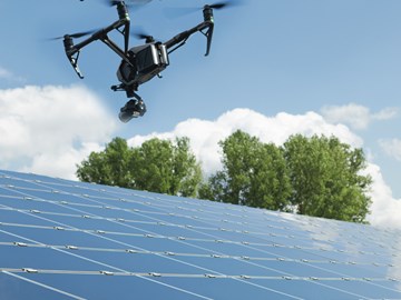 Drohne fliegt über ein Solarfeld. Drohne fliegt über ein Solarfeld.