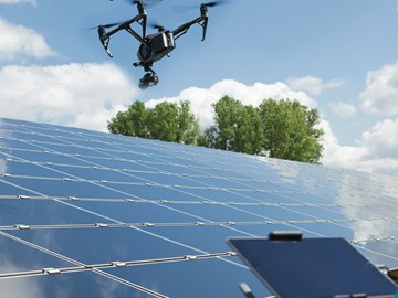 Drohne fliegt über ein Solarfeld. Drohne fliegt über ein Solarfeld.