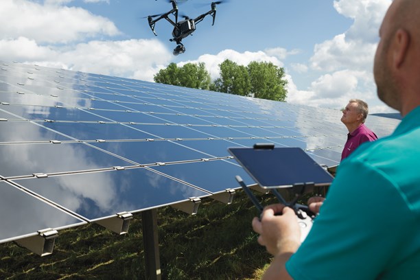 Drohne fliegt über ein Solarfeld. Drohne fliegt über ein Solarfeld.