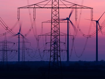 Stromnetz mit Windkraftanlagen im Hintergrund Stromnetz mit Windkraftanlagen im Hintergrund