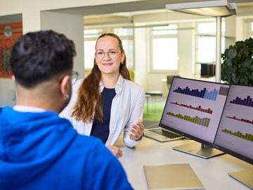 eine Frau und ein Mann in einem Arbeitsgespräch eine Frau und ein Mann in einem Arbeitsgespräch
