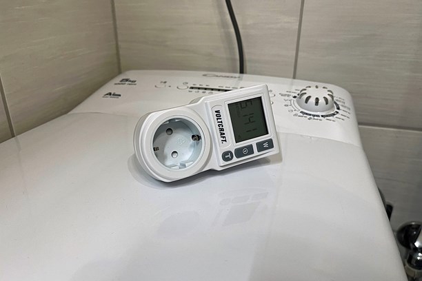 Energiemessgerät an Waschmaschine Energiemessgerät an Waschmaschine