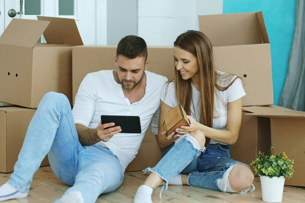 junges Paar vor Umzugskartons junges Paar vor Umzugskartons