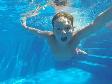 Kind im Schwimmbad Kind im Schwimmbad