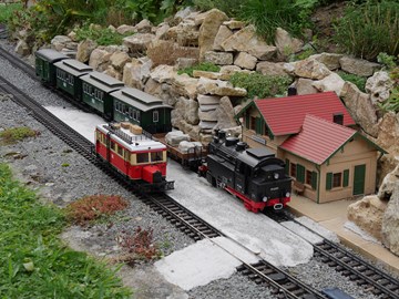 Modellbahn Modellbahn fährt durch eine Modelllandschaft