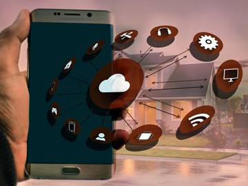 Smart Home Smart Home-Anwendungen auf einem Smartphone, welches eine Hand hält