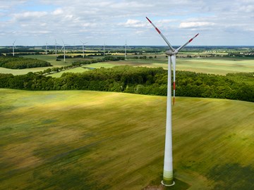 Naturlandschaft mit Blick auf einen Windpark aus der Perspektive einer Windturbine Naturlandschaft mit Blick auf einen Windpark aus der Perspektive einer Windturbine
