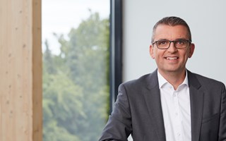 Dr. Stephan Lowis Dr. Stephan Lowis