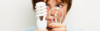 Junge mit Glühbirne + Energiesparlampe Junge mit Glühbirne + Energiesparlampe