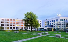 enviaM-Verwaltung Chemnitz Außenaufnahme Blick von Wiese mit Baum enviaM-Verwaltung Chemnitz Außenaufnahme Blick von Wiese mit Baum