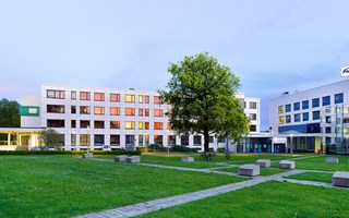 enviaM-Verwaltung Chemnitz Außenaufnahme Blick von Wiese mit Baum enviaM-Verwaltung Chemnitz Außenaufnahme Blick von Wiese mit Baum