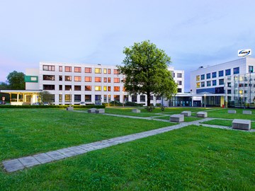 enviaM-Verwaltung Chemnitz Außenaufnahme Blick von Wiese mit Baum enviaM-Verwaltung Chemnitz Außenaufnahme Blick von Wiese mit Baum