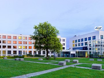 enviaM-Verwaltung Chemnitz Außenaufnahme Blick von Wiese mit Baum enviaM-Verwaltung Chemnitz Außenaufnahme Blick von Wiese mit Baum