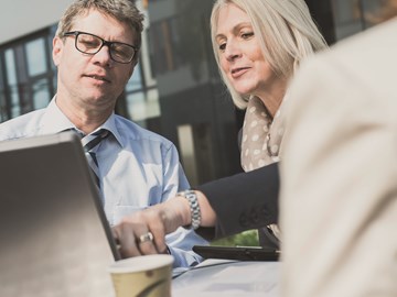 Frau und Mann sitzen vor einem Laptop Frau und Mann sitzen vor einem Laptop