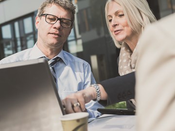 Frau und Mann sitzen vor einem Laptop Frau und Mann sitzen vor einem Laptop