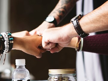 Fäuste über einem Schreibtisch Fäuste über einem Schreibtisch