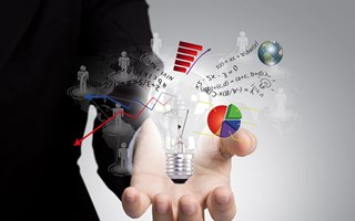 Hand und Glühbirne mit Zahlen und Diagrammen Hand und Glühbirne mit Zahlen und Diagrammen