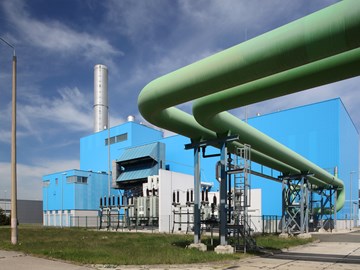 Heizkraftwerk Bitterfeld-Wolfen Rückansicht mit grünen Fernwärme-Rohren Heizkraftwerk Bitterfeld-Wolfen Rückansicht mit grünen Fernwärme-Rohren