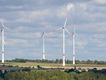 Panoramaaufnahme eines Windparks vor wolkigem Himmel Panoramaaufnahme eines Windparks vor wolkigem Himmel