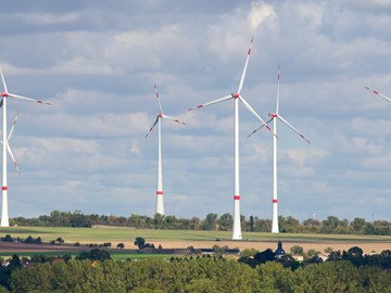 Panoramaaufnahme eines Windparks vor wolkigem Himmel Panoramaaufnahme eines Windparks vor wolkigem Himmel