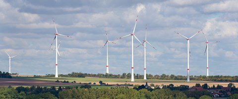 Panoramaaufnahme eines Windparks vor wolkigem Himmel Panoramaaufnahme eines Windparks vor wolkigem Himmel