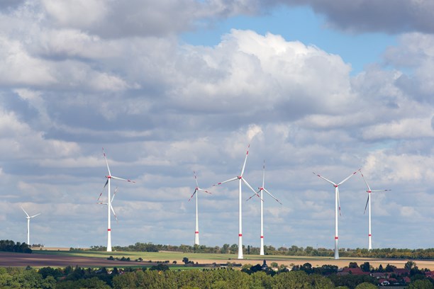 Panoramaaufnahme eines Windparks vor wolkigem Himmel Panoramaaufnahme eines Windparks vor wolkigem Himmel