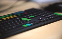 schwarze Tastatur mit vereinzelten bunten Tasten schwarze Tastatur mit vereinzelten bunten Tasten