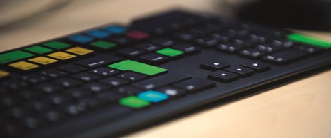 schwarze Tastatur mit vereinzelten bunten Tasten schwarze Tastatur mit vereinzelten bunten Tasten