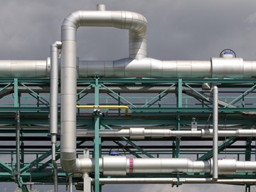 Anlagedetail silberne Rohre grüne Stahlkonstruktion Anlagedetail silberne Rohre grüne Stahlkonstruktion