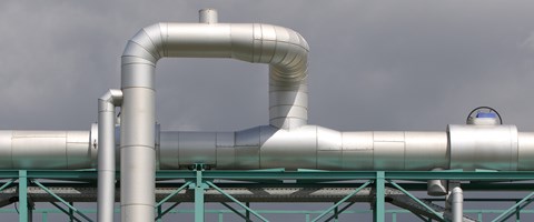 Anlagedetail silberne Rohre grüne Stahlkonstruktion Anlagedetail silberne Rohre grüne Stahlkonstruktion