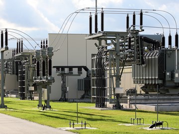 Transformator-Block auf Wiese Außenaufnahme Transformator-Block auf Wiese Außenaufnahme