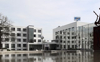 enviaM Verwaltung Chemnitz Außenaufnahme mit Brunnen und Skulptur enviaM Verwaltung Chemnitz Außenaufnahme mit Brunnen und Skulptur