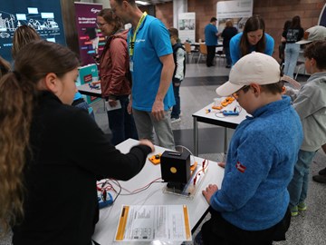 Makers United, Kinder beim Experimentieren Makers United, Kinder beim Experimentieren