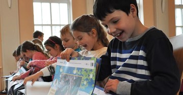 Natur zum Anfassen Kalender Kinder schauen sich den Natur zum Anfassen Kalender an