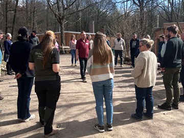 Natur zum Anfassen, Netzwerktreffen 2026 Personen stehen für eine gemeinschaftliche Aktion im Kreis