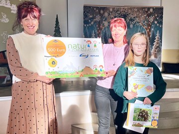 Natzr zum Anfassen, Sonderpreis 2025 die Gewinnerin und ihre Lehrerin mit Geschenken und einem Spendenscheck