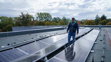 René Schwenke auf dem Firmendach in Klostermannsfeld bei der Begutachtung der Solaranlage René Schwenke auf dem Firmendach in Klostermannsfeld bei der Begutachtung der Solaranlage