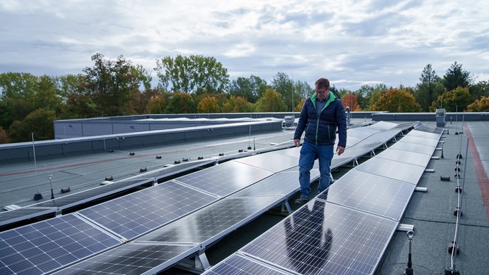 René Schwenke auf dem Firmendach in Klostermannsfeld bei der Begutachtung der Solaranlage René Schwenke auf dem Firmendach in Klostermannsfeld bei der Begutachtung der Solaranlage