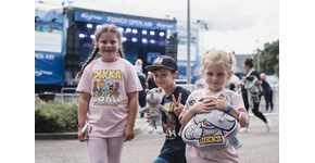 Power Open Air 2025, DIKKA, drei kleine Fans mit DIKKA-Merch Power Open Air 2025, DIKKA, drei kleine Fans mit DIKKA-Merch