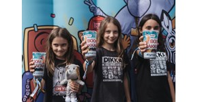 Power Open Air 2025, DIKKA, drei Kinder mit Fan-Zubehör und Boom-Schakkalakka-Bechern Power Open Air 2025, DIKKA, drei Kinder mit Fan-Zubehör und Boom-Schakkalakka-Bechern