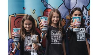 Power Open Air 2025, DIKKA, drei Kinder mit Fan-Zubehör und Boom-Schakkalakka-Bechern Power Open Air 2025, DIKKA, drei Kinder mit Fan-Zubehör und Boom-Schakkalakka-Bechern