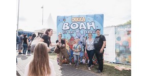Power Open Air 2025, DIKKA, gemeinsames Bild vor Fotowand Power Open Air 2025, DIKKA, gemeinsames Bild vor Fotowand