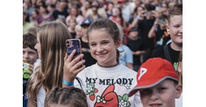 Power Open Air 2025, DIKKA, junge Fans filmen Power Open Air 2025, DIKKA, junge Fans filmen