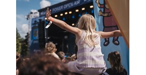 Power Open Air 2025, DIKKA, Kind auf Schulter Power Open Air 2025, DIKKA, Kind auf Schulter