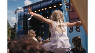 Power Open Air 2025, DIKKA, Kind auf Schulter Power Open Air 2025, DIKKA, Kind auf Schulter