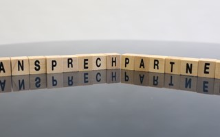Buchstabenwürfel zeigen das Wort Ansprechpartner Buchstabenwürfel zeigen das Wort Ansprechpartner
