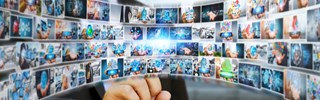 Bilderstream im Bogen wird von Mann im Anzug weiter gewischt, Bildmontage Bilderstream im Bogen wird von Mann im Anzug weiter gewischt, Bildmontage